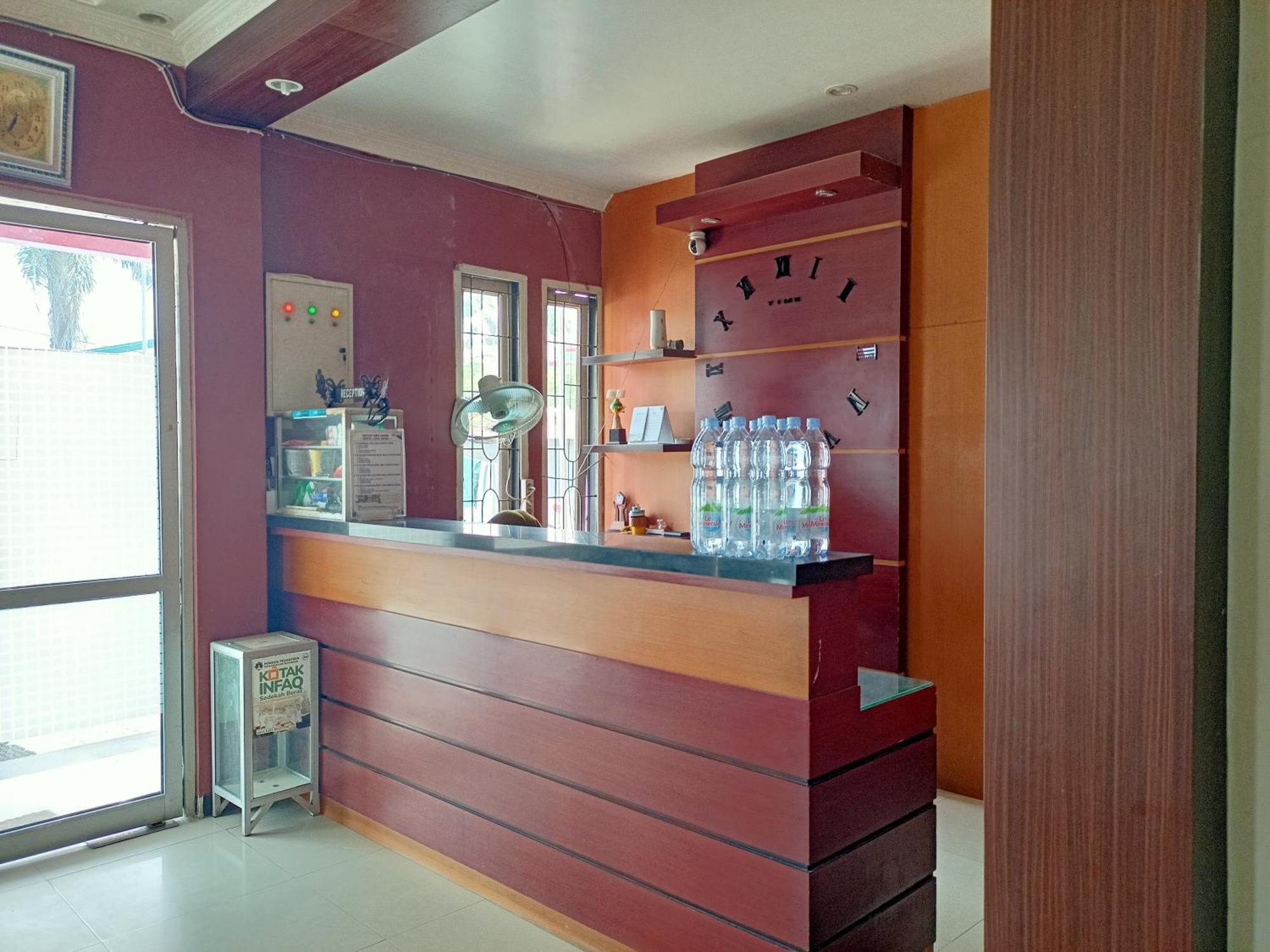 Oyo 92098 Kost Orange Syariah Hotel Makassar Exterior foto